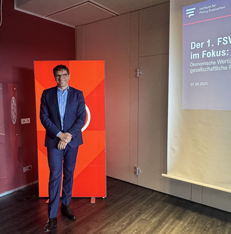 Prof. Dr. Salvatore Barbaro bei der Vorstellung der Mainz-05-Studie